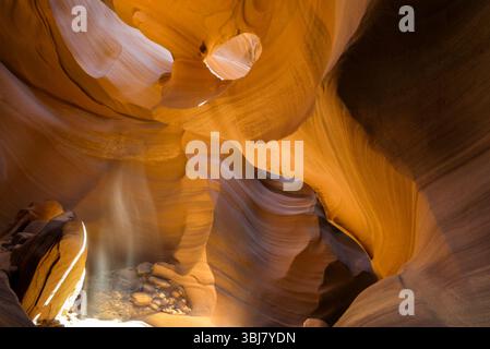 Il modello a onda lungo le pareti di arenaria dell'Upper Antelope Canyon modellato da venti e acqua che fluiscono attraverso il canyon della slot nella Nazione Navajo, 17 agosto 2004 a Lechee, Arizona. Foto Stock