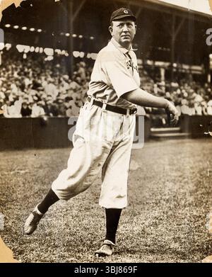 Ritratto di Pitcher Cy Young con i Cleveland NAP. Archive Baseball Photograph di Charles M. Conlon, 1911 Foto Stock