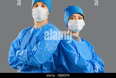 Team di chirurghi maschili, medico donna professionista infermiere chirurgico fiducioso, anestesista Foto Stock