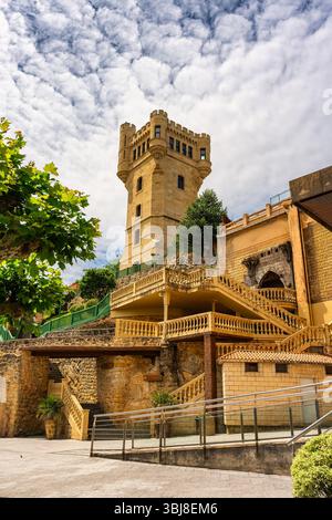 Edifici turistici sulla cima del monte Igueldo vicino alla baia di la Concha, San Sebastian. Foto Stock