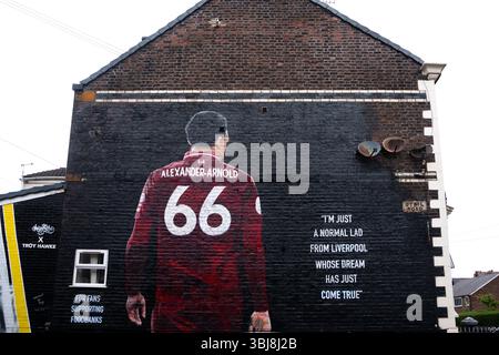 Un murwall raffigurante l'ex giocatore del Liverpool Trent Alexander Arnold si trova vicino all'Anfield Stadium di Liverpool Foto Stock