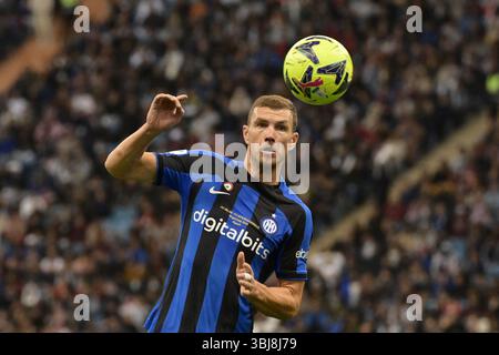 Foto Alfredo Falcone/LaPresse 18 gennaio 2023 - Riyadh, Arabia Saudita - sport, calcio - Milano - Inter EA Sports Supercup - 2022/2023 - Stadio Internazionale King Fahd. Nella foto: Edin Dzeko del FC Internazionale foto Alfredo Falcone/LaPresse 18 gennaio 2023 Riyadh, Arabia Saudita - sport, calcio - Milano - Inter EA Sports Supercup - 2022/2023 - King Fahd International Stadium. Nella foto: Edin Dzeko del FC Internazionale Foto Stock
