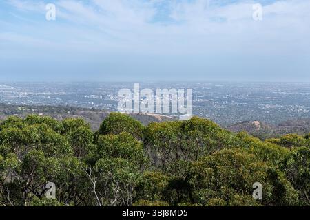 Guardando verso ovest sulla foresta di Adelaide, Australia meridionale dal Monte Lofty Foto Stock