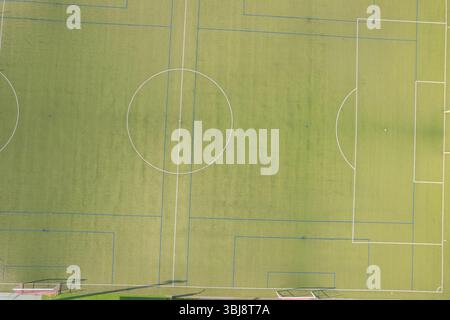 sfondo sportivo testurizzato la superficie di un campo da calcio da una prospettiva aerea unica, vista aerea dall'alto verso il basso con drone Foto Stock