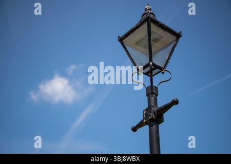 Lampada da strada in stile vittoriano adagiata su un cielo azzurro, fotografata a Enfield Island Village, Londra. Foto Stock