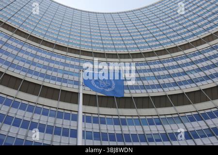 Vienna, Austria. 13 giugno 2025. Una bandiera sventola davanti alla sede dell'Agenzia internazionale per l'energia atomica (AIEA). Il capo dell'AIEA (Agenzia internazionale per l'energia atomica), grossi, aveva avvertito Israele contro un attacco agli impianti nucleari iraniani. Grossi ha ora condannato l'attacco al programma nucleare iraniano. Crediti: Albert otto/dpa/Alamy Live News Foto Stock