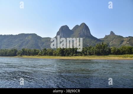 Vista perfetta delle montagne carsiche dal fiume li a Xingping vicino a Yangshuo in Cina Foto Stock