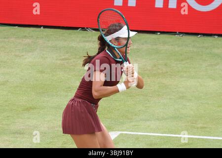 Londra, Regno Unito. 13 giugno 2025. LONDRA, INGHILTERRA - 13 GIUGNO: Emma Raducanu (GBR) durante il suo quarto di finale femminile Qinwen Zheng (Cina) al Queen's Club il 13 giugno 2025 a Londra, Inghilterra. CAP/GOL © GOL/Capital Pictures credito: Capital Pictures/Alamy Live News Foto Stock