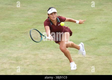 Londra, Regno Unito. 13 giugno 2025. LONDRA, INGHILTERRA - 13 GIUGNO: Emma Raducanu (GBR) durante il suo quarto di finale femminile Qinwen Zheng (Cina) al Queen's Club il 13 giugno 2025 a Londra, Inghilterra. CAP/GOL © GOL/Capital Pictures credito: Capital Pictures/Alamy Live News Foto Stock