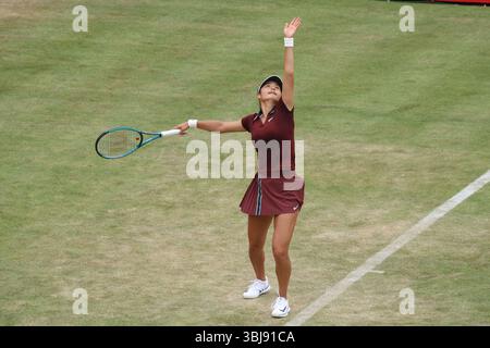 Londra, Regno Unito. 13 giugno 2025. LONDRA, INGHILTERRA - 13 GIUGNO: Emma Raducanu (GBR) durante il suo quarto di finale femminile Qinwen Zheng (Cina) al Queen's Club il 13 giugno 2025 a Londra, Inghilterra. CAP/GOL © GOL/Capital Pictures credito: Capital Pictures/Alamy Live News Foto Stock
