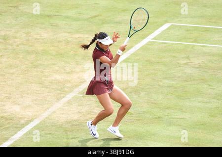 Londra, Regno Unito. 13 giugno 2025. LONDRA, INGHILTERRA - 13 GIUGNO: Emma Raducanu (GBR) durante il suo quarto di finale femminile Qinwen Zheng (Cina) al Queen's Club il 13 giugno 2025 a Londra, Inghilterra. CAP/GOL © GOL/Capital Pictures credito: Capital Pictures/Alamy Live News Foto Stock
