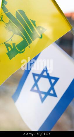 Israele e la bandiera di Hezbollah. La guerra tra Israele e Hezbollah. Foto Stock