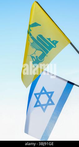 Israele e la bandiera di Hezbollah. La guerra tra Israele e Hezbollah. Foto Stock