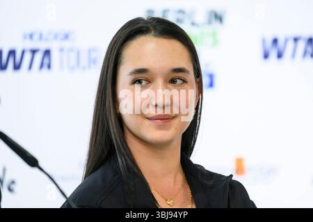 im Bild v.l.: Eva Lys Tennisspielerin, Pressekonferenz zur Eroeffnung, GER, Berlino, Berlin Tennis Open by HYLO, WTA500, Steffi Graf Stadion, LTTC Rot-Weiss, 14.06.2025, *** nella foto di l Eva Lys tennista, conferenza stampa all'inaugurazione, GER, Berlino, Berlin Tennis Open by HYLO, WTA500, Steffi Graf Stadium, LTTC Rot Weiss, 14 06 2025, copyright: HMBxMedia/UwexKoch Foto Stock