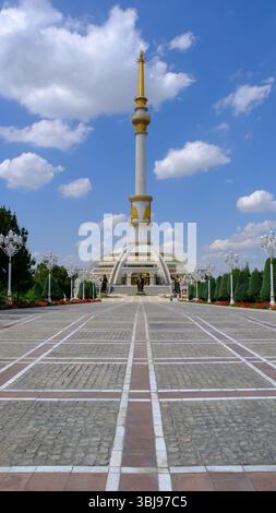 Monumento all'indipendenza ad Ashgabat, la capitale del Turkmenistan Foto Stock