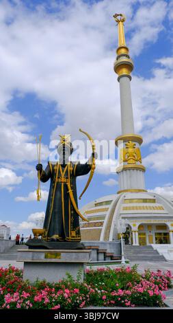 Monumento all'indipendenza ad Ashgabat, la capitale del Turkmenistan Foto Stock