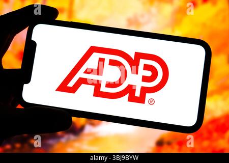 In questa immagine, sullo schermo di uno smartphone viene visualizzato un logo ADP. (Foto di Sheldon Cooper / SOPA Images / Sipa USA) *** esclusivamente per notizie editoriali *** Foto Stock