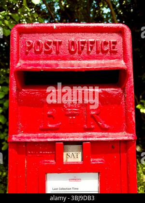 Una cassetta rossa della Royal mail in una strada nel Regno Unito Foto Stock