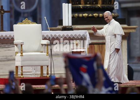 Città del Vaticano, 14 giugno 2025: Papa Leone XIV entra nella basilica e saluta i fedeli e i pellegrini del Giubileo. Papa Leone XIV presiede l'audi Foto Stock