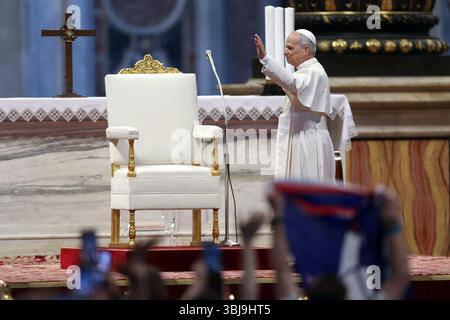 Città del Vaticano, 14 giugno 2025: Papa Leone XIV entra nella basilica e saluta i fedeli e i pellegrini del Giubileo. Papa Leone XIV presiede l'audi Foto Stock