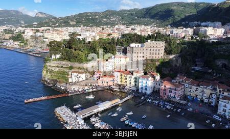 Paesaggio della Costiera Amalfitana a Napoli. Lo skyline del viaggio. Bellissima destinazione. Paesaggio tropicale. Estate europea. Foto Stock