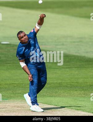 Birmingham, Regno Unito. 14 giugno 2025. #21, Samit Patel del Derbyshire in azione bowling durante il Vitality T20 Blast match tra Derbyshire Falcons e Leicestershire Foxes all'Edgbaston Cricket Ground, Birmingham, Inghilterra, il 14 giugno 2025. Credito fotografico: Stuart Leggett/UKSP solo per uso editoriale, licenza richiesta per uso commerciale. Non utilizzare in scommesse, giochi o pubblicazioni di singoli club/campionato/giocatori. Crediti: UK Sports Pics Ltd/Alamy Live News Foto Stock