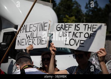 Berlino, Berlino, Germania. 14 giugno 2025. I manifestanti pro-palestinesi si sono riuniti sabato 14 giugno 2025, vicino all'iconica porta di Brandeburgo di Berlino, radunandosi lungo la Strasse des 17. Juni per denunciare le azioni militari di Israele a Gaza e opporsi alle spedizioni di armi tedesche in Israele. Sventolando bandiere palestinesi, iraniane e yemenite, i manifestanti hanno cantato slogan tra cui "dal fiume al mare, la Palestina sarà libera”, "c'è un solo Stato, la Palestina˜48” e "mai più significa mai più per tutti”. Molti sostenevano segnali che accusavano Israele di genocidio e chiedevano la fine di ciò che hanno descritto Foto Stock