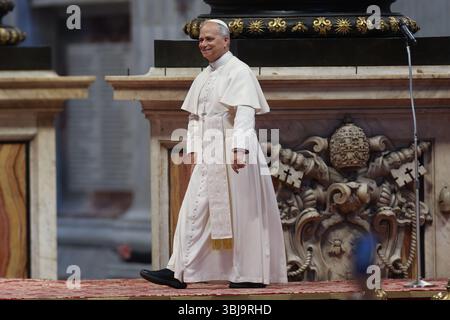 Vaticano, Italia. 14 giugno 2025. Papa Leone XIV entra nella basilica e saluta i fedeli e i pellegrini del Giubileo. Papa Leone XIV presiede l'udienza per il Giubileo dello Sport sull'altare centrale della Basilica di San Pietro. Credito: SOPA Images Limited/Alamy Live News Foto Stock