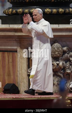 Vaticano, Italia. 14 giugno 2025. Papa Leone XIV entra nella basilica e saluta i fedeli e i pellegrini del Giubileo. Papa Leone XIV presiede l'udienza per il Giubileo dello Sport sull'altare centrale della Basilica di San Pietro. Credito: SOPA Images Limited/Alamy Live News Foto Stock