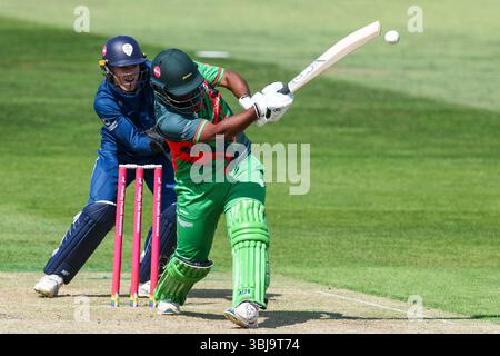 Birmingham, Regno Unito. 14 giugno 2025. #16, Rehan Ahmed del Leicestershire in azione con la mazza durante il Vitality T20 Blast match tra Derbyshire Falcons e Leicestershire Foxes all'Edgbaston Cricket Ground, Birmingham, Inghilterra, il 14 giugno 2025. Credito fotografico: Stuart Leggett/UKSP solo per uso editoriale, licenza richiesta per uso commerciale. Non utilizzare in scommesse, giochi o pubblicazioni di singoli club/campionato/giocatori. Crediti: UK Sports Pics Ltd/Alamy Live News Foto Stock