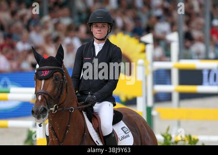 Balve, Germania. 14 giugno 2025. Sport equestre: Campionati tedeschi, salto ostacoli, donne. Mostra la saltatrice Sophie Hinners cavalca Iron Dames Abou-Chaker NRW al German Show Jumping Championships. Credito: Friso Gentsch/dpa/Alamy Live News Foto Stock