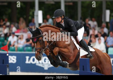 Balve, Germania. 14 giugno 2025. Sport equestre: Campionati tedeschi, salto ostacoli, donne. Mostra la saltatrice Sophie Hinners cavalca Iron Dames Abou-Chaker NRW al German Show Jumping Championships. Credito: Friso Gentsch/dpa/Alamy Live News Foto Stock