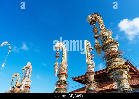 Penjor balinese contro il cielo blu Denpasar Bali Foto Stock