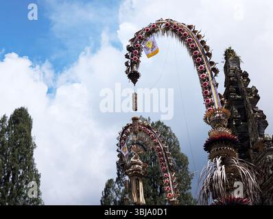Penjor all'ingresso del tempio pura Ulun Danu Beratan a Bedugul Bali Foto Stock