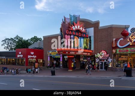 Cascate del Niagara, Ontario, Canada - 29 giugno 2022: Veduta di Clifton Hill, conosciuta come la ' Street of Fun', a Niagara Falls, ON, Canada Foto Stock