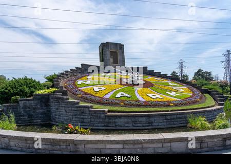 Cascate del Niagara, Ontario, Canada - 30 giugno 2022: Orologio floreale nei Parchi del Niagara, Cascate del Niagara, Canada in estate. Foto Stock