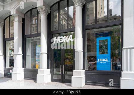 Hoka Discount Store al 142 5th Avenue di New York, NY, Stati Uniti. Foto Stock