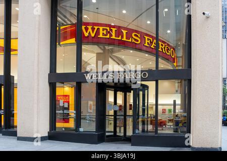New York, USA - 22 agosto 2022: Filiale della Wells Fargo Bank in Madison Ave a New York City, NY, Stati Uniti Foto Stock