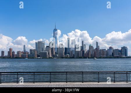 Jersey City, New Jersey, Stati Uniti - 23 agosto 2022: Vedute dello skyline del centro di Manhattan da Jersey City, New Jersey, Stati Uniti Foto Stock