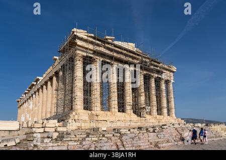 Persone che visitano il Partenone sull'Acropoli ateniese ad Atene, in Grecia. Il Partenone è in fase di restauro e conservazione Foto Stock