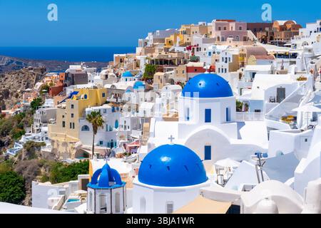 Vista della città di Oia al tramonto sull'isola di Santorini, in Grecia. Foto Stock