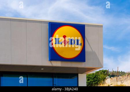 Primo piano del logo del negozio di alimentari Lidl si trova in Algarve, Portogallo. Foto Stock