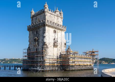 Torre di Belem (attualmente in fase di restauro e conservazione) lungo la riva del fiume Tago nel 2025, Lisbona, Portogallo. Foto Stock
