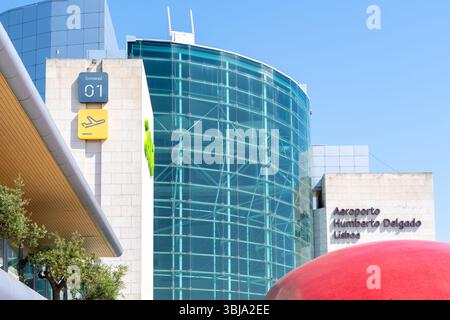 Esterno dell'aeroporto Humberto Delgado (aeroporto di Lisbona) a Lisbona, Portogallo. Foto Stock