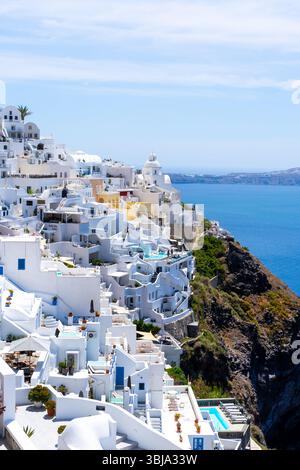 Gli edifici sulla scogliera nella città di Fira, Santorini, Grecia. Fira è la capitale di Santorini, un'isola greca nel Mar Egeo. Foto Stock