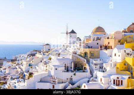 Oia, isola di Santorini, Grecia - 14 maggio 2025: Veduta della città di Oia sull'isola di Santorini, Grecia. Foto Stock