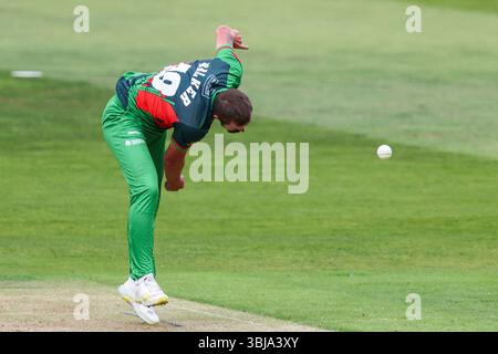 Birmingham, Regno Unito. 14 giugno 2025. #49, Roman Walker del Leicestershire in azione bowling durante il Vitality T20 Blast match tra Derbyshire Falcons e Leicestershire Foxes all'Edgbaston Cricket Ground, Birmingham, Inghilterra, il 14 giugno 2025. Credito fotografico: Stuart Leggett/UKSP solo per uso editoriale, licenza richiesta per uso commerciale. Non utilizzare in scommesse, giochi o pubblicazioni di singoli club/campionato/giocatori. Crediti: UK Sports Pics Ltd/Alamy Live News Foto Stock
