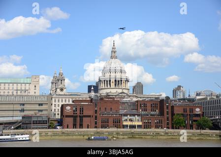 Un aereo Avro Lancaster (Lancaster Bomber) che prende parte al Trooping the Colour Flypast 2025, sorvolando la Cattedrale di St Paul, Londra Foto Stock