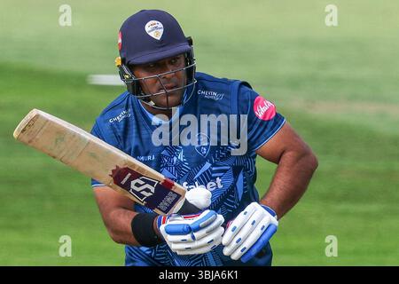 Birmingham, Regno Unito. 14 giugno 2025. #21, Samit Patel del Derbyshire in azione con la mazza durante il Vitality T20 Blast match tra Derbyshire Falcons e Leicestershire Foxes all'Edgbaston Cricket Ground, Birmingham, Inghilterra, il 14 giugno 2025. Credito fotografico: Stuart Leggett/UKSP solo per uso editoriale, licenza richiesta per uso commerciale. Non utilizzare in scommesse, giochi o pubblicazioni di singoli club/campionato/giocatori. Crediti: UK Sports Pics Ltd/Alamy Live News Foto Stock