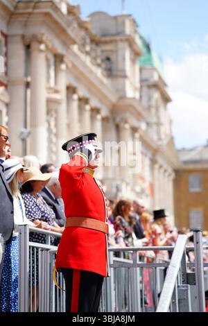 LONDRA, INGHILTERRA - 14 GIUGNO: Il personale militare prende parte alla parata Trooping the Colour alla Horse Guards Parade il 14 giugno 2025 a Londra, Inghilterra. La cerimonia annuale segna il compleanno ufficiale del sovrano britannico e presenta oltre 1.400 soldati, 200 cavalli e 400 musicisti in una mostra di precisione militare. (Foto di Lewis Langstaff-Wood/Alamy Live News) Foto Stock